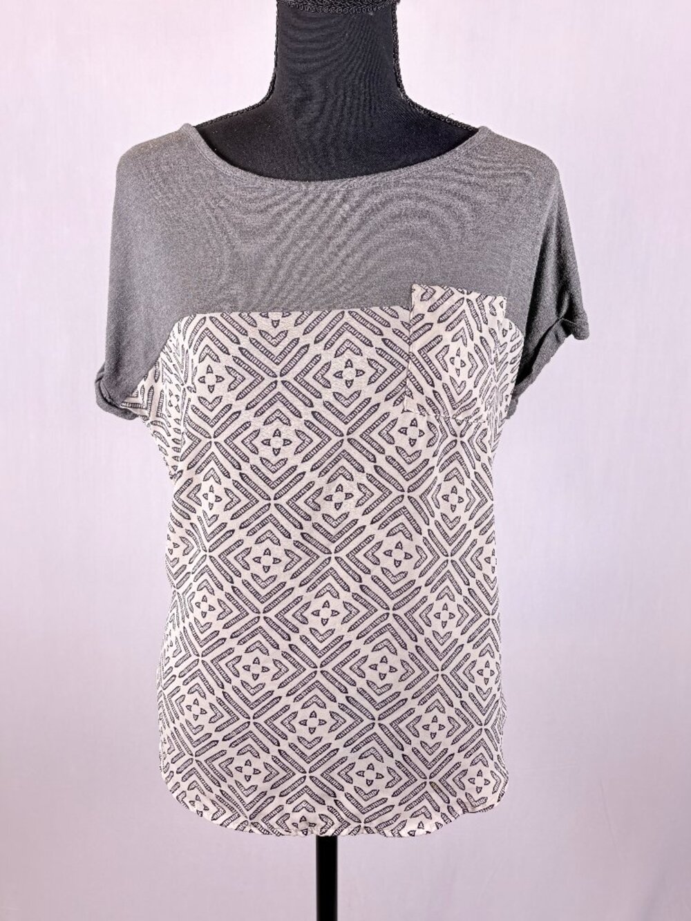 Knox Rose | Mixed Media Geo Print Top |  M | Gray Ivory Black Short Sleeve